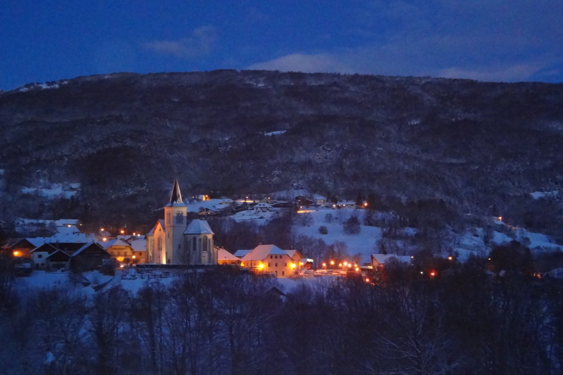La Muraz village le soir en hiver