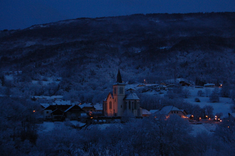 La Muraz village le soir en hiver