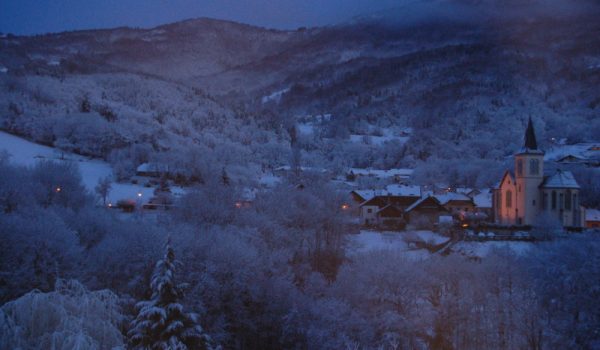 La Muraz village le soir en hiver