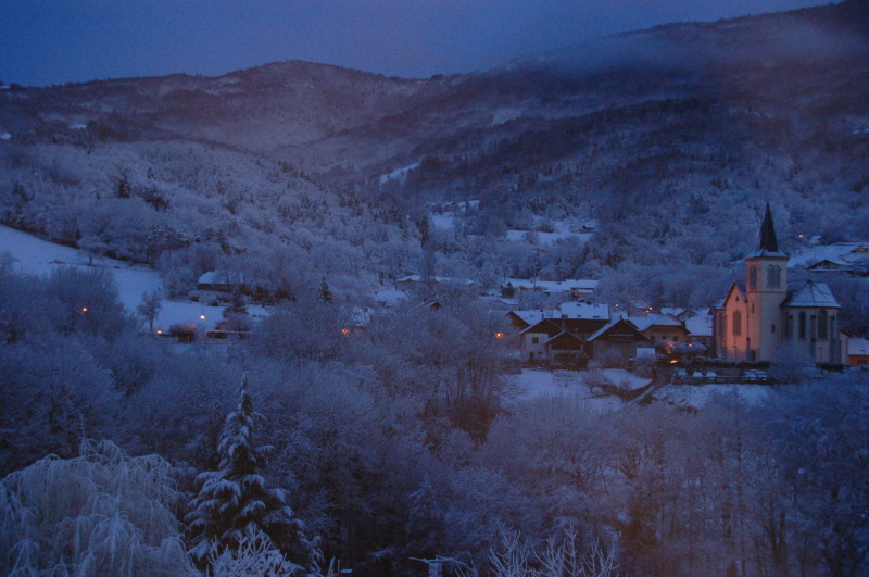 La Muraz village le soir en hiver